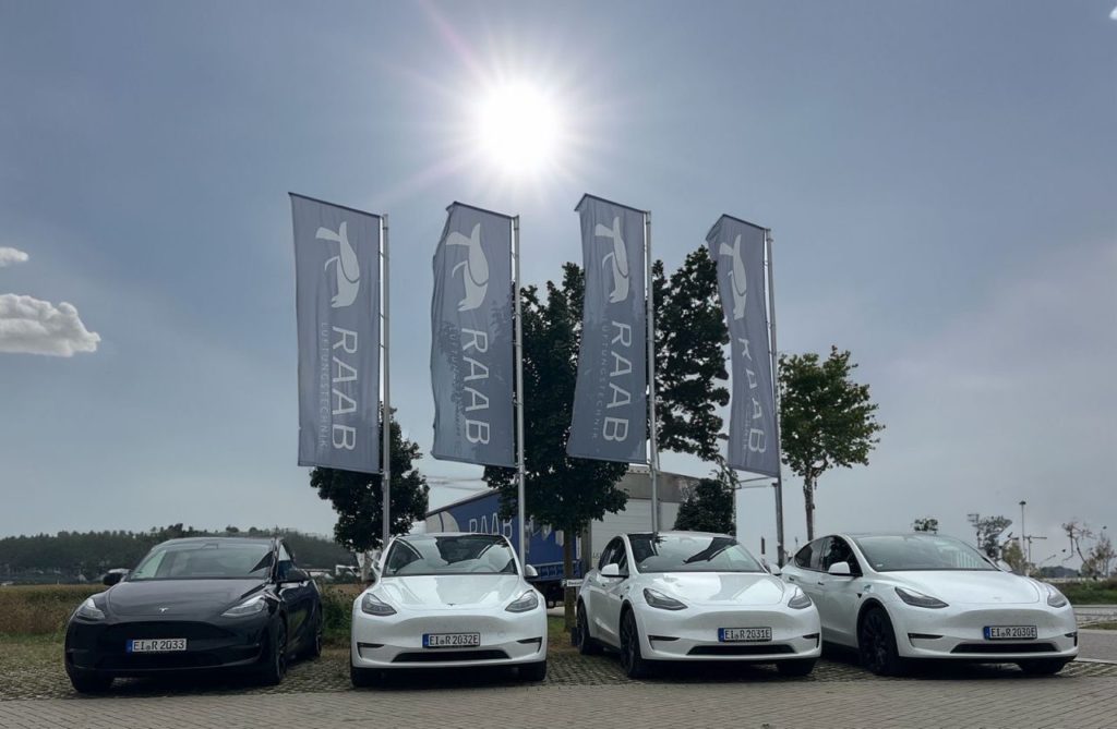 Seit einigen Wochen sind wir noch nachhaltiger unterwegs. Mit vier neuen Tesla-Fahrzeugen setzen wir wie die Felderer GmbH auf Elektromobilität und reduzieren unseren CO2-Fußabdruck.